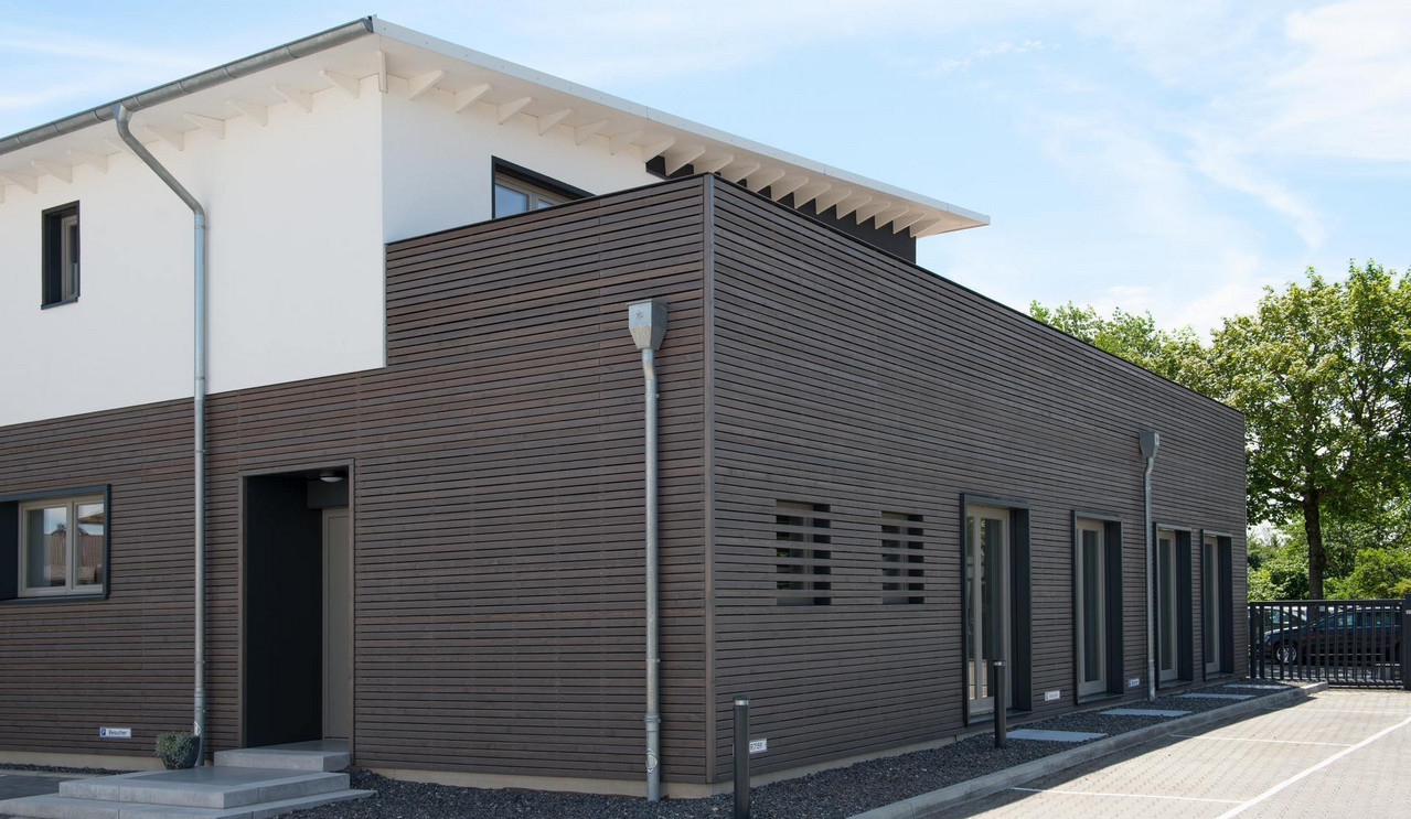 horizontale Rauten an moderner Hausfassade 