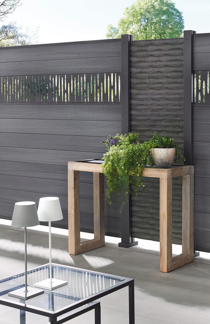 Sichtschutz angegraut mit Dekoreinsätzen