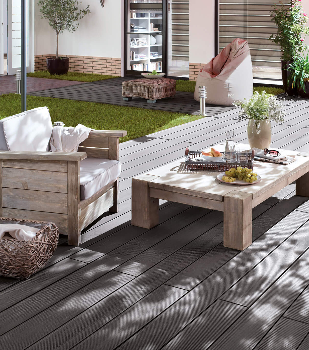 Moderner Garten mit grauen Terrassendielen