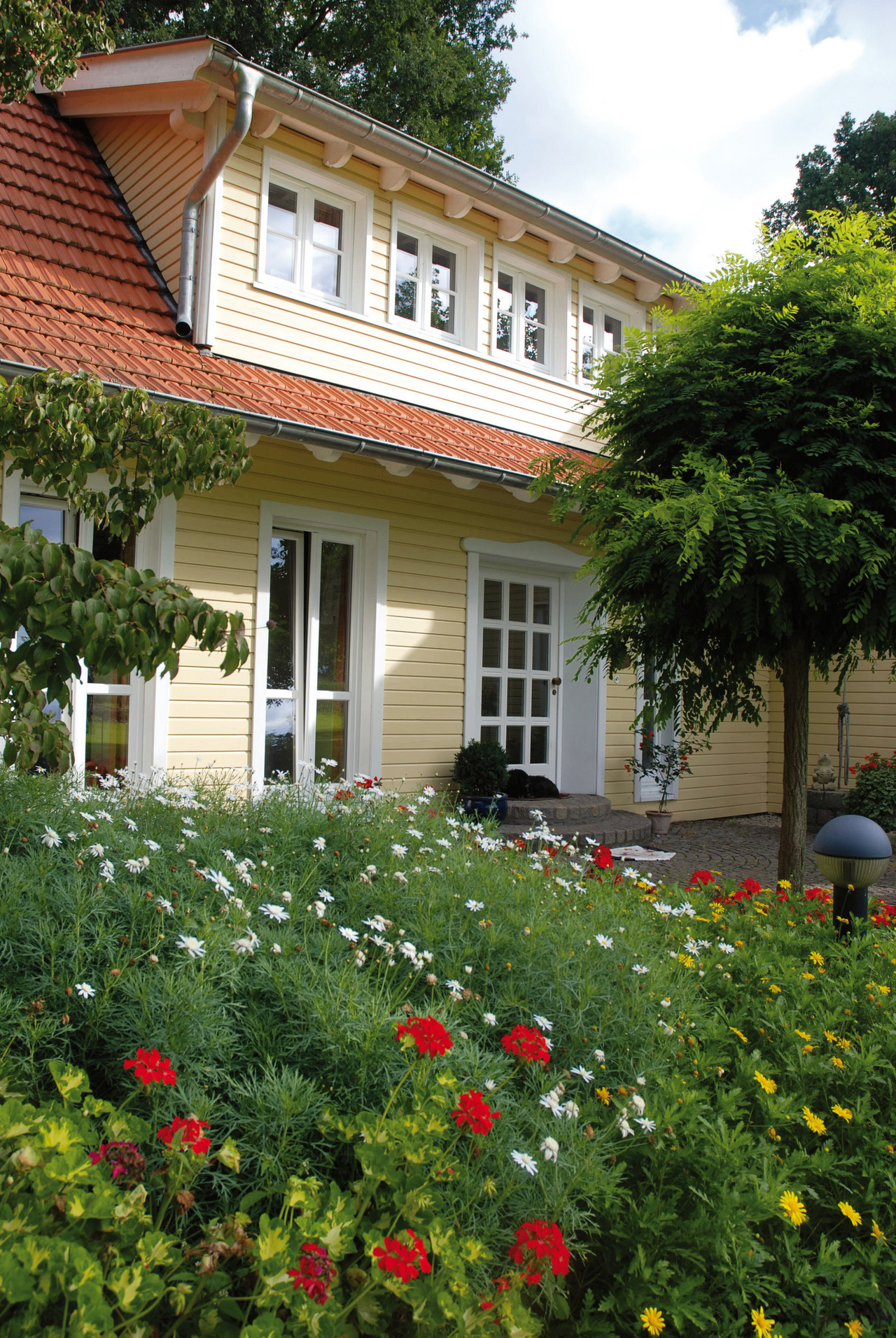 romantisches Häuschen mit Holzfassade