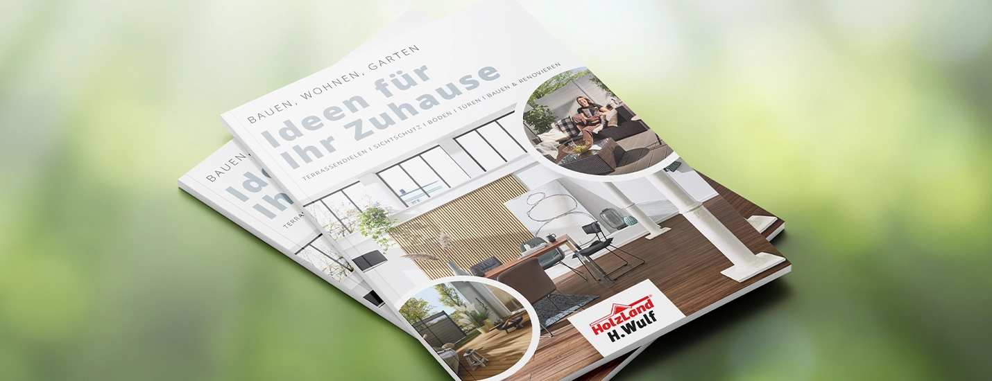 Zwei übereinanderliegende HolzLand H. Wulf Kataloge „Ideen für Ihr Zuhause“ mit Wohn- und Terrassenmotiven auf dem Cover.