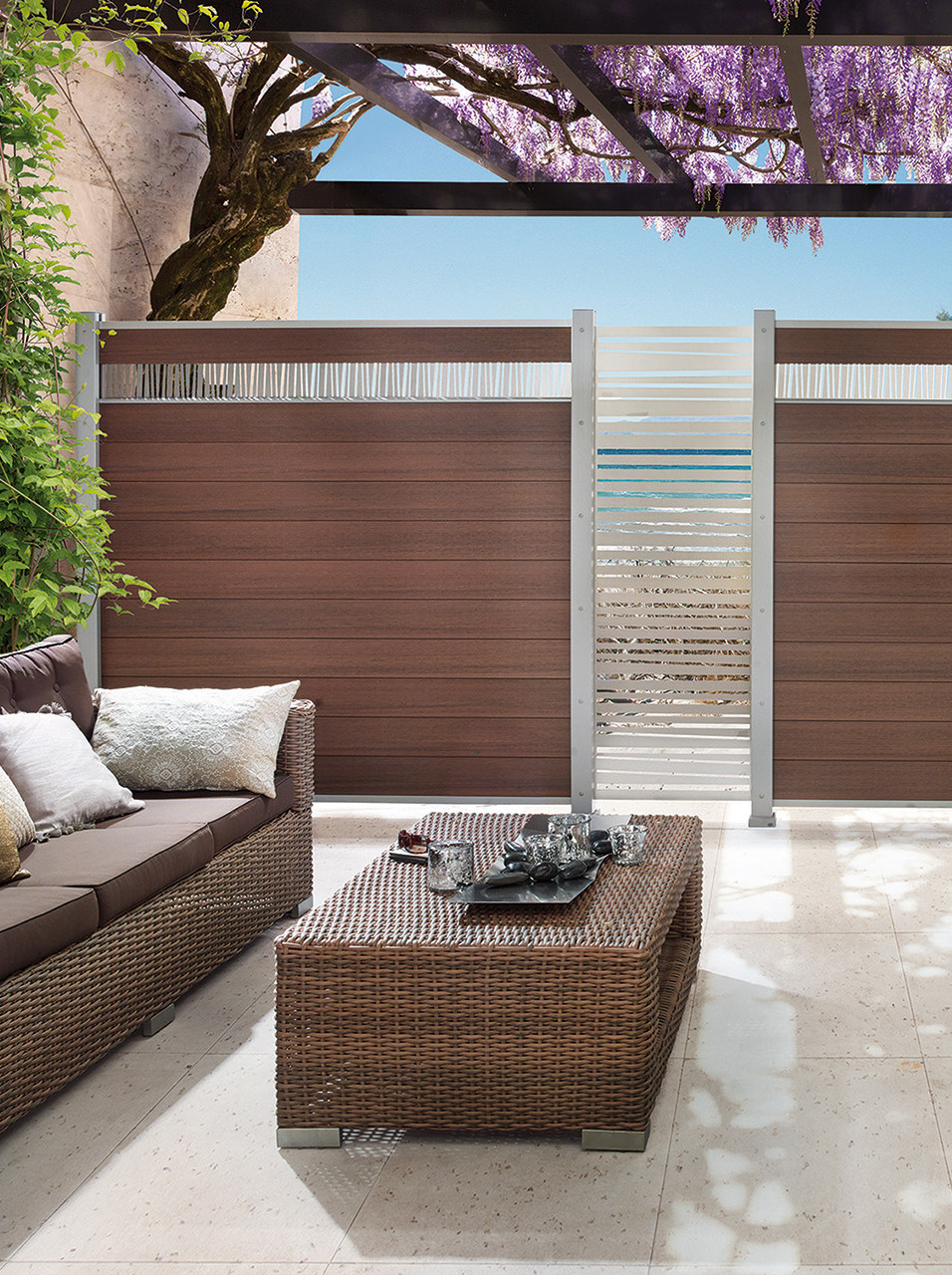 brauner Sichschutz mit Metallpfosten