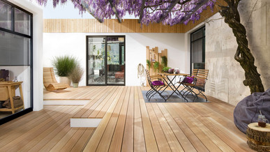 Gemütlicher Garten mit Pflanzdach und hellen Terrassendielen aus Holz