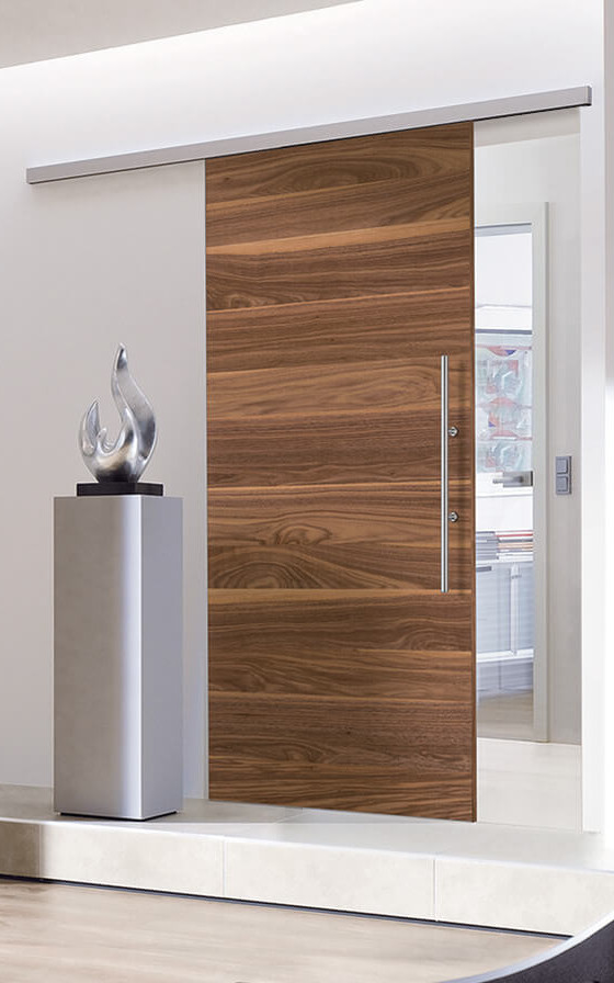 Modernes Zimmer mit Echtholztüren von HGM in Nussbaum